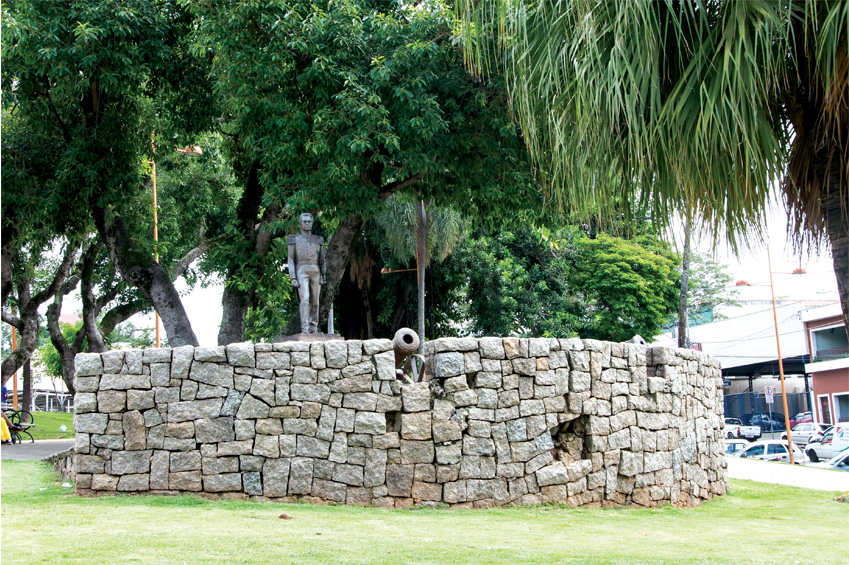 Praça Arthur Fajardo (Praça do Canhão) / Monumento a Brigadeiro Tobias e Canhão