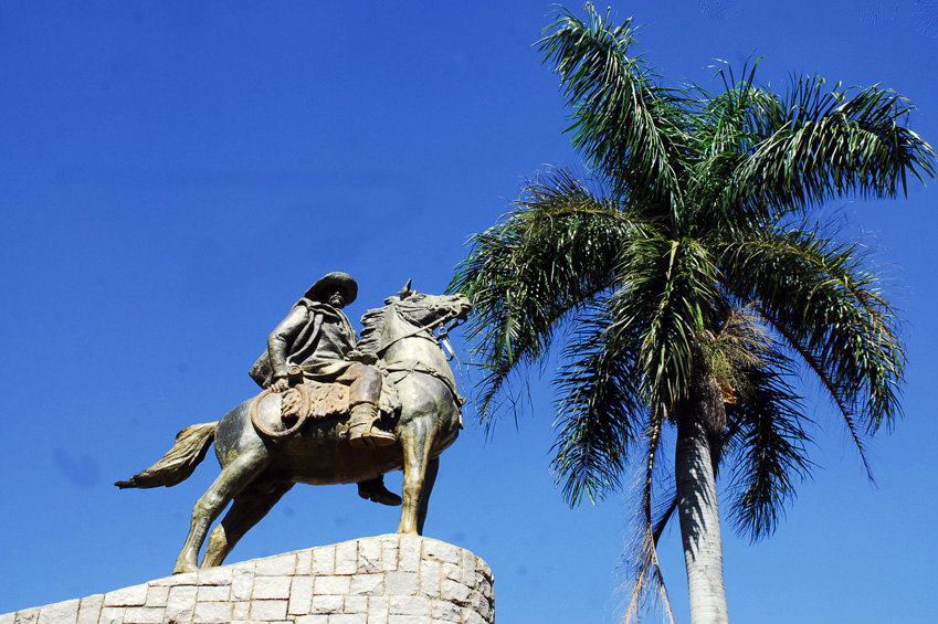 Praça dos Tropeiros / Monumento ao Tropeiro e ao Algodão